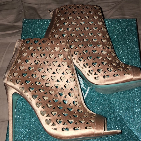 Betsey Johnson peep nude hearts satin 8 - Picture 2 of 8